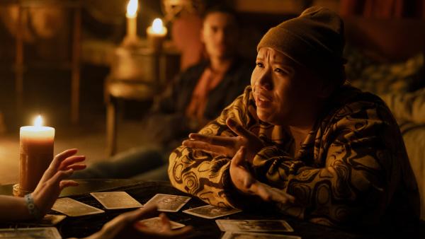 Bild 1 von 7: Grant (Adain Bradley, l.) und Paxton (Jacob Batalon) beim Legen der Tarotkarten
