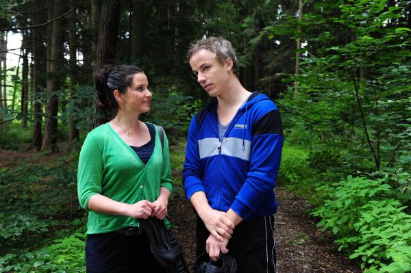 Bild 1 von 10: Kira (Mareike Lindenmeyer, l.); Martin (David Paryla, r.)