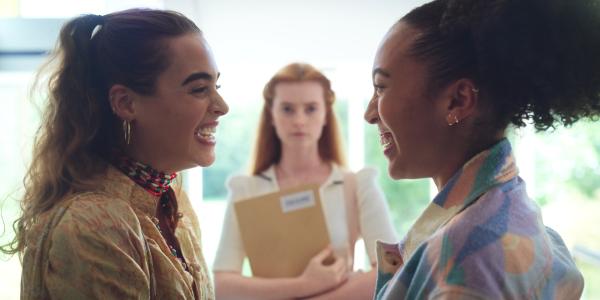 Bild 1 von 3: Cece (Hailey Romain, r.) und ihre Chat-Freundin Simone (Margherita Barbieri, l.)  freuen sich riesig, sich an der Pariser Oper wiederzusehen. Doch die ehrgeizige Mia (Abigail O'Regan, M.) dämpft ihre Freude mit abfälligen Kommentaren.