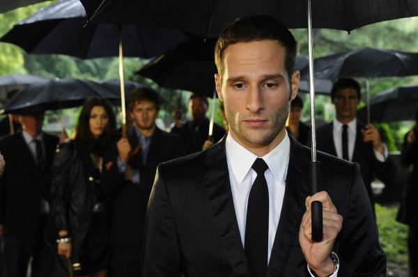 Bild 1 von 19: David (Lee Rychter, vorne) mimt den Trauernden und trägt Annett gebrochen zu Grabe ...