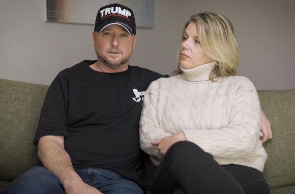 Bild 1 von 6: Guy Reffitt mit seiner Frau Nicole, die sich seiner politischen Radikalisierung anschließt