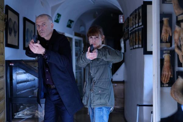 Bild 1 von 11: Maarten S. Sneijder (Raymond Thiry, l.); Sabine Nemez (Josefine Preuß, r.);