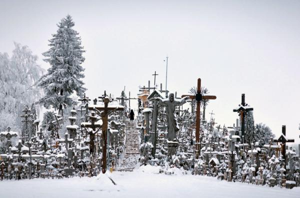 Bild 1 von 3: Dieser heilige Hügel entstand in Litauen, um ein christliches Zeichen gegen den antireligiösen Sowjetismus zu setzen.