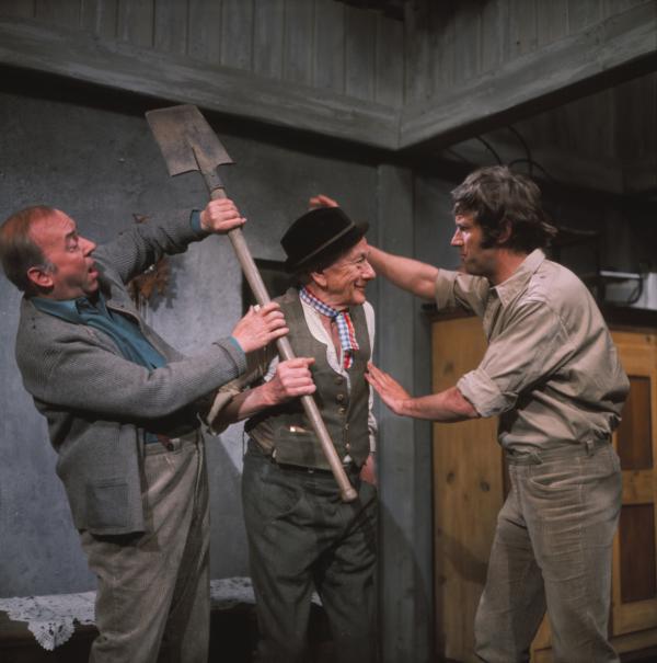 Bild 1 von 15: Was hat der Großvater (Ludwig Schmid-Wildy, Mitte) nun schon wieder angestellt? Er wollte dem Enkelsohn Lois (Henner Quest, rechts) helfen, Kartoffeln auszugraben, verursachte aber mehr Flurschaden als Hilfe. Der Kreithofer (Toni Berger) ist manchmal recht ärgerlich über des Großvaters Streiche. Mit dem Hof steht es ohnehin nicht zum besten.