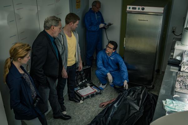 Bild 1 von 6: Arthur Bauer (Gerd Silberbauer, 2.v.l.), Dominik Morgenstern (Joscha Kiefer, M.), Resi Schwaiger (Mersiha Husagic, l.) und Dr. Weissenböck (Florian Odendahl, r.) am Fundort der Leiche.