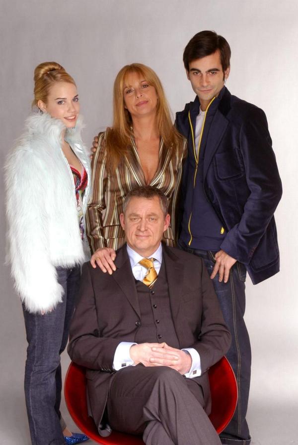 Bild 1 von 24: (2. Staffel) - Sie verwalten ein Modeimperium: Junior-Chef David (Mathis Künzler, r.), seine Eltern Laura (Olivia Pascal, M.) und Friedrich (Wilhelm Manske, M. unten) und seine jüngere Schwester Kim Seidel (Lara-Isabelle Rentinck, l.).