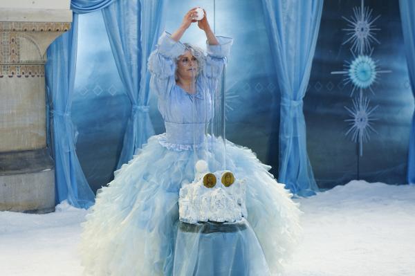 Bild 1 von 4: Die Elfe Rosalba (Annette Strasser) verkündet den Gewinner der zweiten Prüfung.