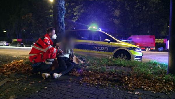 Bild 1 von 4: Die verunglückte Fußgängerin wird von einem Retter beruhigt