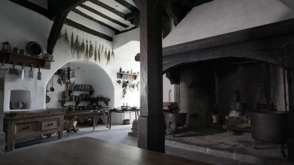 Bild 1 von 9: Die Küchen und Vorratsräume der Burgen mussten gut ausgestattet sein. Denn eine Belagerung konnte über Jahre dauern.