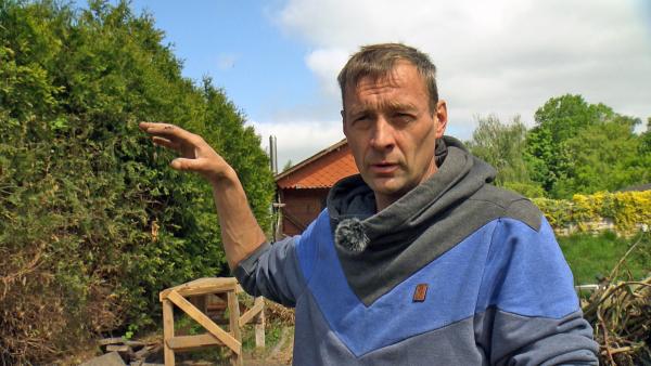 Bild 1 von 3: Für Stephan (44) läuft in Bremerhaven alles nach Plan: Er bringt weiter Ordnung ins Gartenchaos - sehr zum Gefallen der Besitzer, die ihm tatsächlich einen Pachtvertrag anbieten wollen.