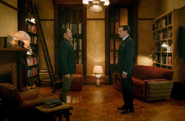 Bild 1 von 7: Sherlock (Jonny Lee Miller, l.) fühlt sich von der ständigen Präsenz von Morland (John Noble, r.) abgelenkt und will seinen Vater wieder los werden ...