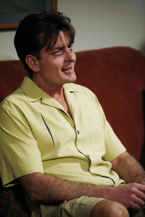 Bild 1 von 6: Beim Versuch, seine Ex-Freundin Mia zurückzubekommen, wird Charlie (Charlie Sheen) von ihrem Verlobten zusammengeschlagen ...