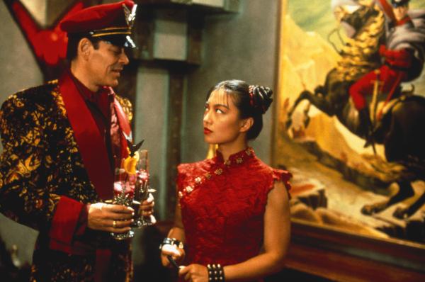 Bild 1 von 3: Chun-Li Zang (Ming-Na Wen) fordert General M. Bison (Raúl Juliá) dazu auf, die Geiseln freizulassen.