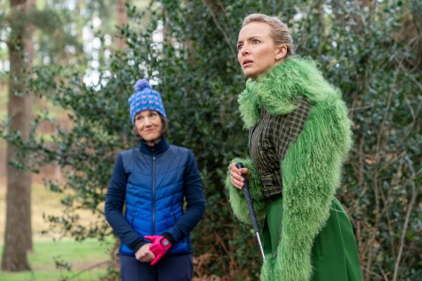 Bild 1 von 3: Auf einem schottischen Golfplatz haben Villanelle (Jodie Comer, r.) und Dasha (Harriet Walter, l.) ihr nächstes Ziel identifiziert. Der Plan, ihr Opfer in einen Hinterhalt zu locken, nimmt jedoch eine unerwartete Wendung.