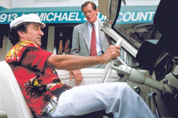 Bild 1 von 4: Max Cady (Robert De Niro, vorne) dringt in die bürgerliche Idylle seines ehemaligen Pflichtverteidigers Sam Bowden (Nick Nolte, hinten) ein. Von seiner moralischen Überlegenheit überzeugt, versucht dieser, sich zu wehren.