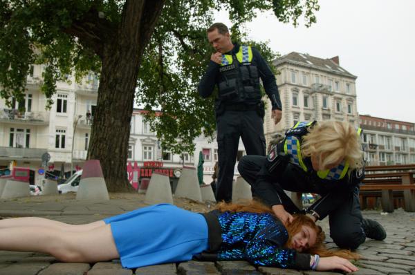 Bild 1 von 5: Auf ihrer Streife entdecken Melanie (Sanna Englund, r.) und Mattes (Matthias Schloo) ein bewusstloses Mädchen (Alix Heyblom, liegend). Offenbar hat das Mädchen einen gefährlichen Drogenmix intus.
