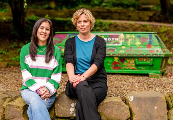 Bild 1 von 10: Mai Thi Nguyen-Kim mit der Bestattungsunternehmerin Hanna Roth im Bestattungsinstitut Pütz-Roth, wo sie zum ersten Mal in ihrem Leben einer Toten begegnet und diese für ihr Begräbnis mit vorbereitet.