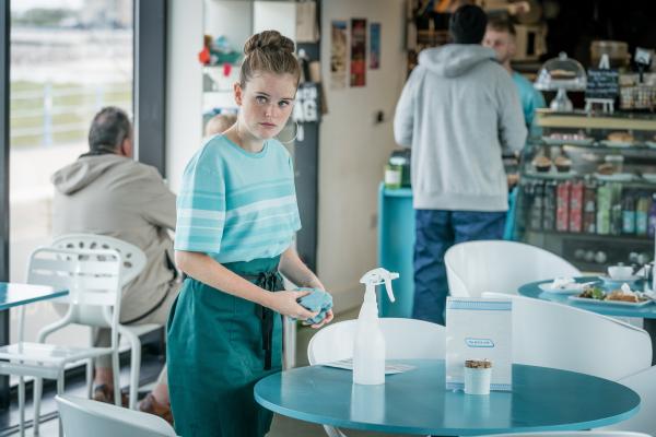 Bild 1 von 5: Abbie Armstrong (Imogen King) arbeitet in einem Café. Sie fühlt sich unwohl, da ihr eigener Vater wieder aufgetaucht ist.