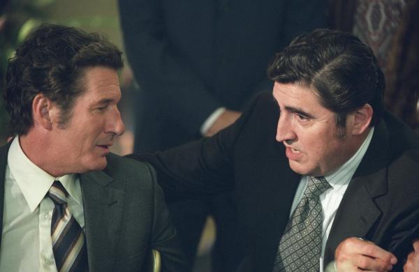 Bild 1 von 8: Als Clifford Irving (Richard Gere, l.) seinen Schriftstellerkollegen Dick Suskind (Alfred Molina, r.) in seine Pläne einweiht, weiß der anfangs nicht, was er davon halten soll ...