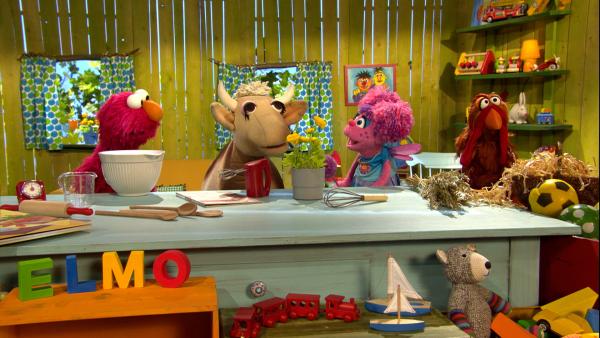 Bild 1 von 4: Backen zusammen: Elmo, eine Kuh, Abby und ein Huhn.
