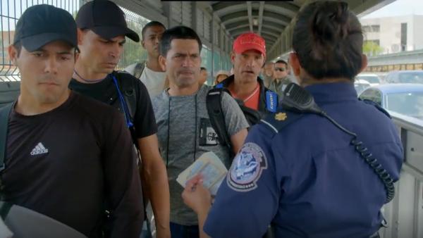 Bild 1 von 3: Asylbewerber stehen am Grenzübergang in die USA. Nach langer Wartezeit hoffen sie auf eine legale Aufnahme.