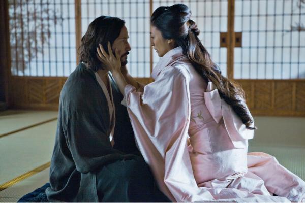 Bild 1 von 5: Kai (KEANU REEVES) is comforted by Mika (KO SHIBASAKI) in the action-adventure 47 Ronin. After a treacherous warlord kills their master and banishes their kind, 47 leaderless samurai vow to seek vengeance and restore honor to their people. Driven from their homes and dispersed across the land, this band of Ronin must seek the help of Kai (Reeves)?a half-breed they once rejected?as they fight their way across a savage world of mythic beasts, shape-shifting witchcraft and wondrous terrors.