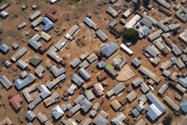 Bild 1 von 2: Inmitten des Dorfes befindet sich ein religiöses Heiligtum, die Larabanga-Moschee. Sie gilt als das \