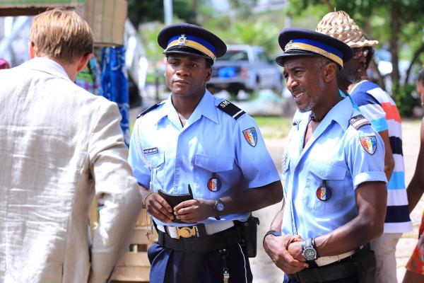 Bild 1 von 9: J.P. (Tobi Bakare, M.) und Dwayne (Danny John-Jules, r.) besprechen die aktuelle Lage mit ihrem Chef Humphrey (Kris Marshall, l.).