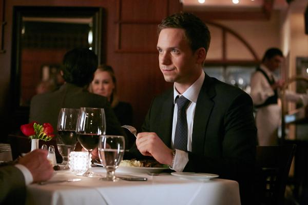 Bild 1 von 2: Mike (Patrick J. Adams) hat nach einem zwielichtigen Deal Probleme. Nur eine sehr unwahrscheinliche Aussöhnung zwischen ihm und seinem ehemaligen Mentor könnte die Lage deeskalieren.