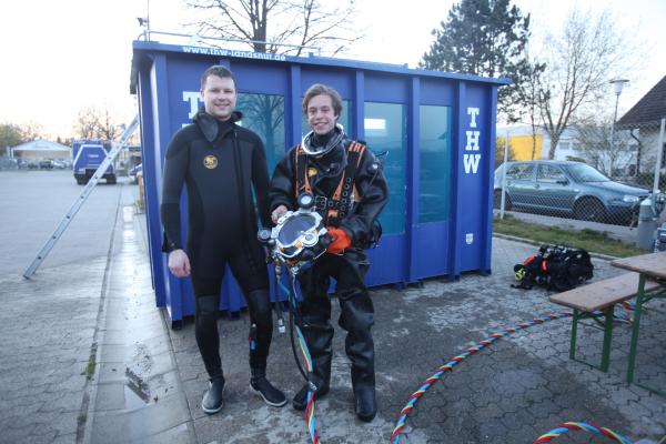 Bild 1 von 11: Checker Tobi mit Fabian Kühn vom THW (Technisches Hilfswerk).
