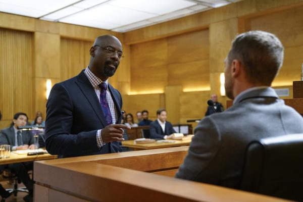 Bild 1 von 20: Ziemlich selbstsicher und theatralisch wie immer vertritt sich Anwalt Jules Caffrey (Isaiah Washington, l.) selbst vor Gericht - ob das wirklich eine kluge Entscheidung war?