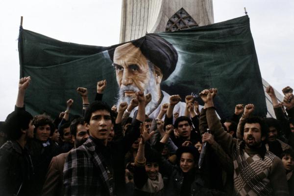 Bild 1 von 8: Im Bild: Teheran, 1978: Demonstrierende vor dem Azadi-Turm mit einem Banner mit dem Porträt von Ayatollah Ruhollah Khomeini während der Proteste gegen Schah Mohammad Reza Pahlavi.
