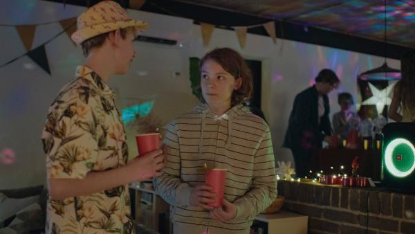 Bild 1 von 3: Anker (Julius Stage Melchiorsen) und Luca (Sander Løkke Borg) unterhalten sich auf der Weihnachtsfeier.