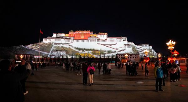 Bild 1 von 2: Der Potala-Palast in Lhasa ist die traditionelle Sommerresidenz des rituellen und politischen Führers Tibets im Exil, des Dalai Lama.