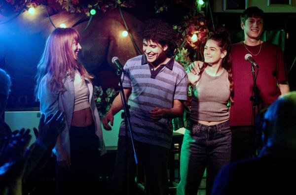 Bild 1 von 6: Vier Freunde beim Karaoke: Julia (Mina-Giselle Rüffer), Waldi (Lukas von Horbatschewsky), Mina (Derya Akyol) und Tom (Kosmas Schmidt, v.l.).