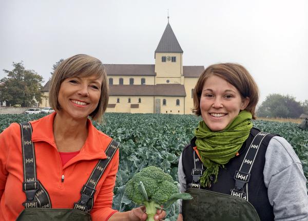 Bild 1 von 2: Annette Krause (links) und Gemüsebäuerin Stefanie Wehrle von der Insel Reichenau.