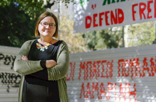 Bild 1 von 6: Chryssoula Papageorgiou auf dem zentralen Platz von Exarchia. Hier soll eine U-Bahn-Haltestelle errichtet werden.