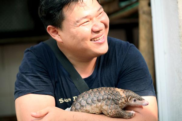 Bild 1 von 5: Der Tierarzt Lam Kim Hai hat das Schuppentier Kim selbst großgezogen.