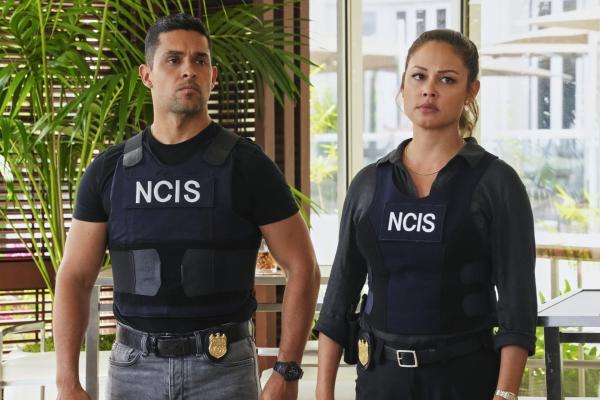 Bild 1 von 11: Nick Torres (Wilmer Valderrama, l.); Jane Tennant (Vanessa Lachey, r.)
