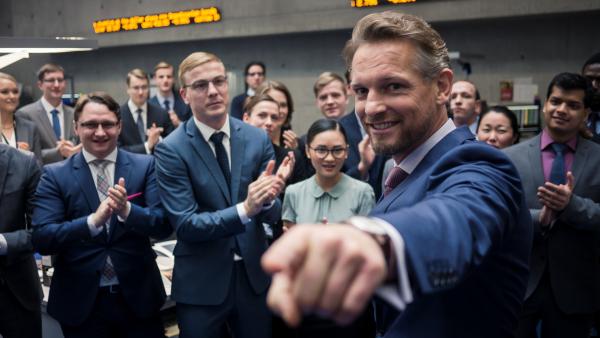 Bild 1 von 4: Willkommen in der Deutschen Global Invest: Gabriel Fenger (Barry Atsma) und die Kollegen gratulieren Jana Liekam zum neuen Job.