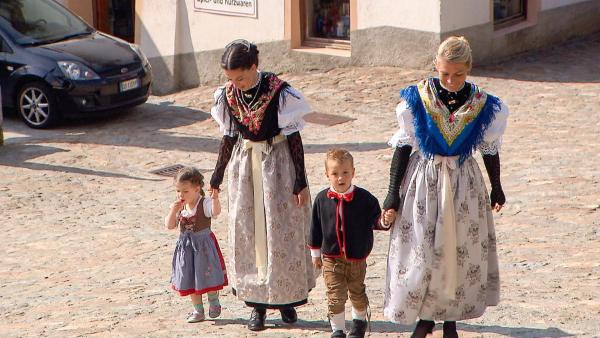 Bild 1 von 7: Im Bild: In der Ortschaft Villanders wird traditionell die Tüchltracht getragen.