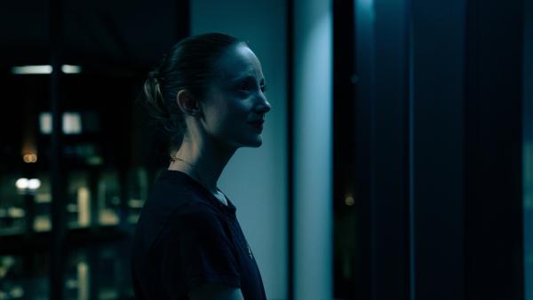 Bild 1 von 5: Alice (Andrea Riseborough) stürzt sich in ihre Arbeit - und verliert dabei jegliches Zeitgefühl.