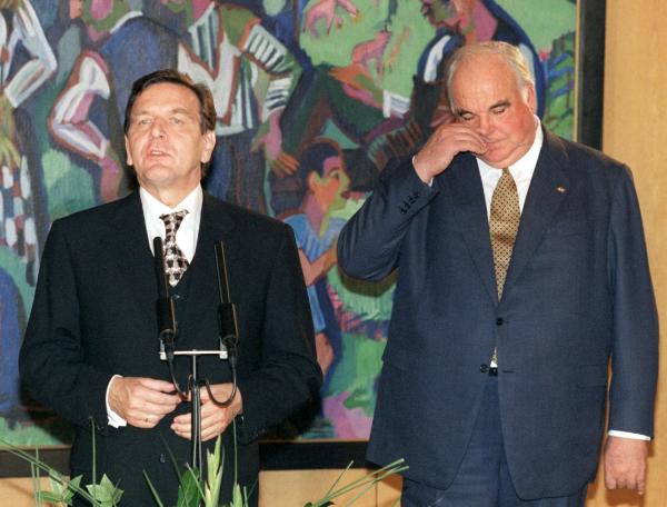 Bild 1 von 3: Bundeskanzler Gerhard Schröder (l.) bedankt sich am 27. Oktober 1998 nach der Rede von Helmut Kohl (r.) während der Amtsübergabe im Bundeskanzleramt.
