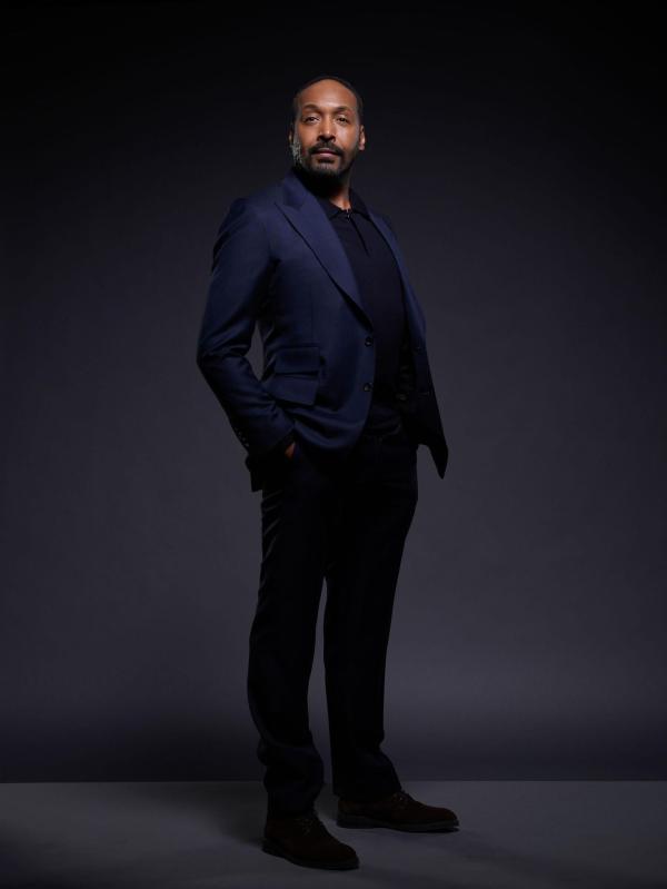 Bild 1 von 16: 1. Staffel - Alec Mercer (Jesse L. Martin)