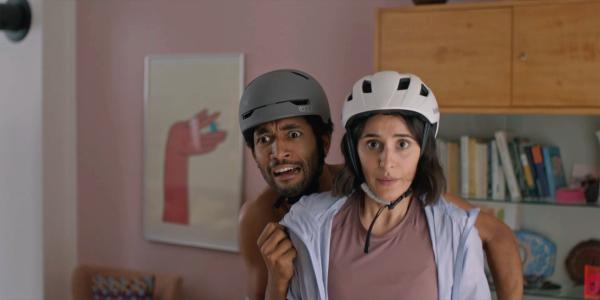 Bild 1 von 2: Theo (Benito Bause) und Mari (Maryam Zaree) entdecken einen ungebetenen Gast hinter dem Vorhang.