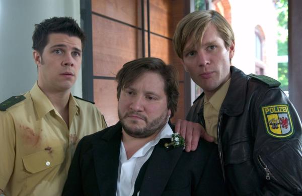 Bild 1 von 11: Bauer Melchert wird widerstrebend zur Vernehmung gebracht. Von links: Tom Friese (Bj?rn Kirschniok), Uwe Melchert (Stephan Bieker) und Henner Sch?tt (Kai Ivo Baulitz).Honorarfrei - nur f?r diese Sendung bei Nennung ZDF und Marc Meyerbr?ker