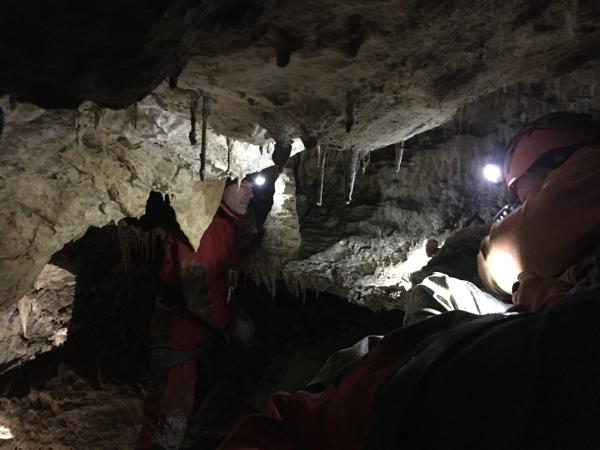 Bild 1 von 7: Höhlen sind wie Zeitkapseln. In ihren Formen lesen Geologen wie in einem Buch der Erdgeschichte, erkennen Spuren vergangener Naturereignisse, können auf die Umweltbedingungen der Oberwelt schließen. Aus den Stalagmiten des Höllochs lässt sich zum Beispiel die Klimageschichte der vergangenen 130.000 Jahre rekonstruieren.