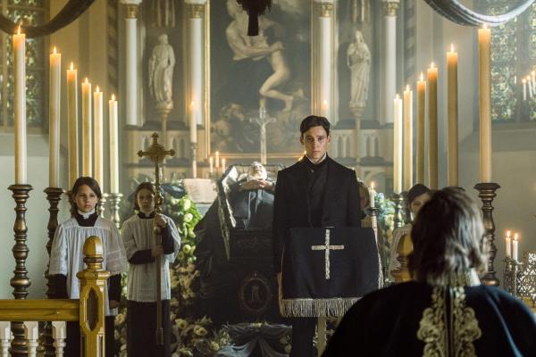 Bild 1 von 35: Im Bild: Louis (Rick Okon, mi.) hält die Rede beim Trauergottesdienst für Herzog Max (Marcus Grüsser), an dem auch König Ludwig (Gustav Schmidt, r.) teilnimmt.