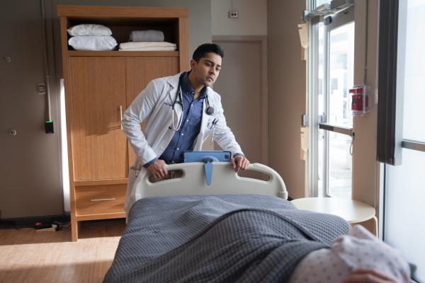 Bild 1 von 16: Bei seinem ersten Tag als Assistenzarzt warten auf Dr. Devon Pravesh (Manish Dayal) einige Herausforderungen ...