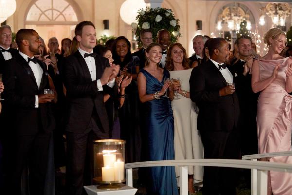 Bild 1 von 2: Ein Liebesmärchen wird wahr: nach so vielen Jahren finden ihre Kollegen als Paar zueinander und krönen ihre Liebe überraschend mit ihrer Vermählung. Alex (Dulé Hill, l.), Mike (Patrick J. Adams 2.v.l.), Robert (Wendell Pierce 2.v.r.) und Samantha (Katherine Heigl, r.) applaudieren voller Begeisterung.